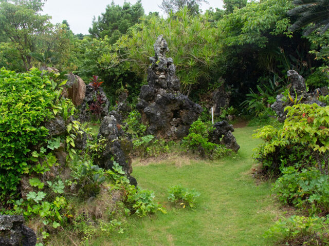 宮古島のパワースポットの石庭